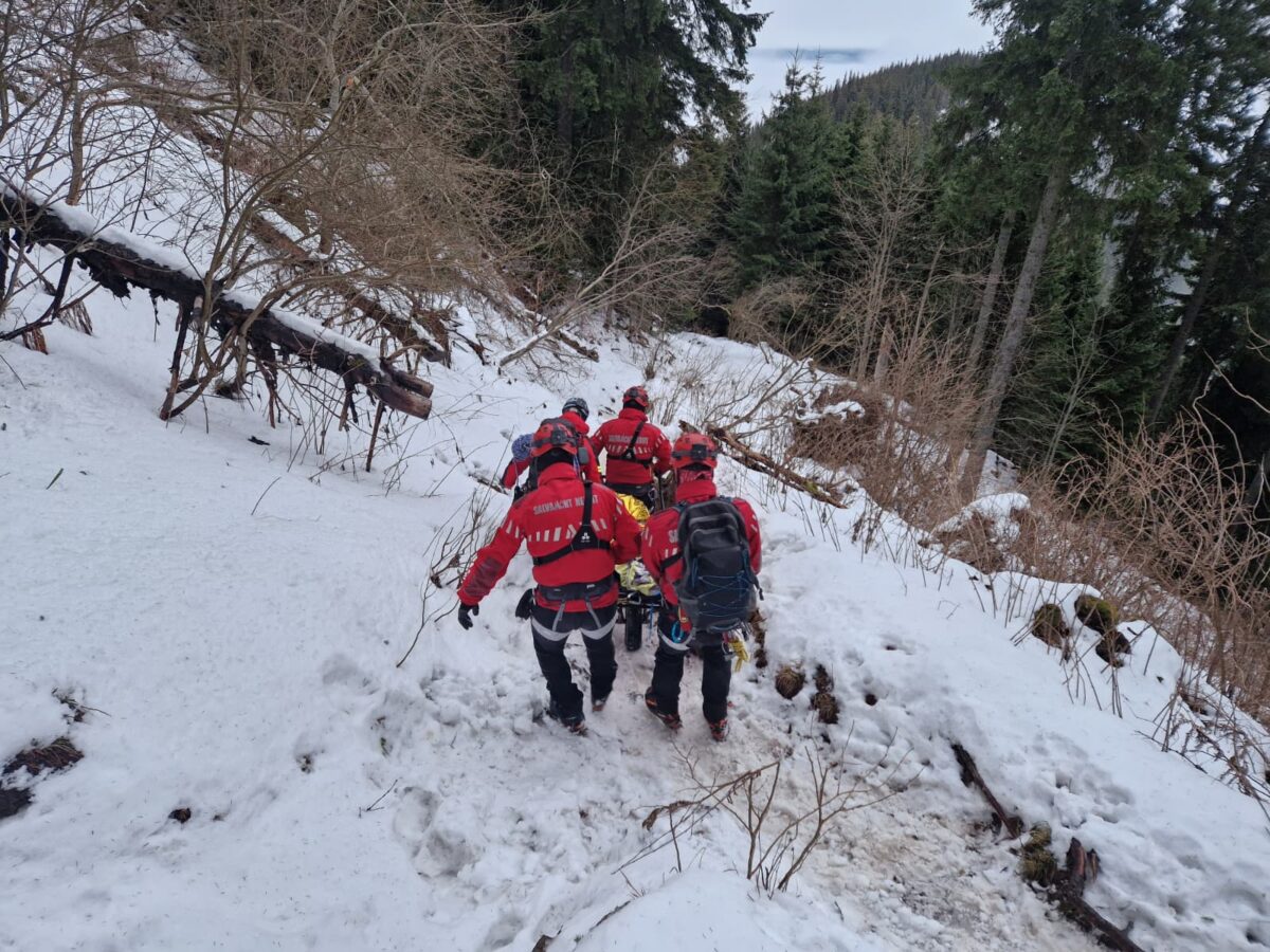 Moldovean de 20 de ani salvat de salvamontişti în Masivul Ceahlău după ce a fost găsit inconştient. Foto/Video