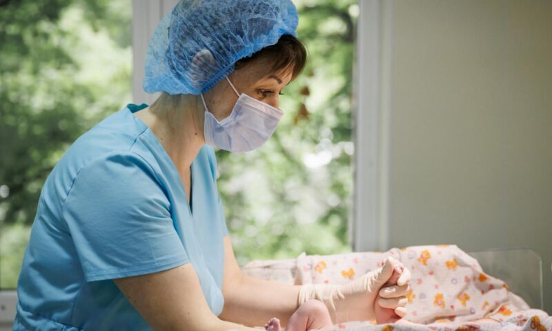 Noi drepturi pentru femeile care nasc în România. Ce obligații vor avea maternitățile