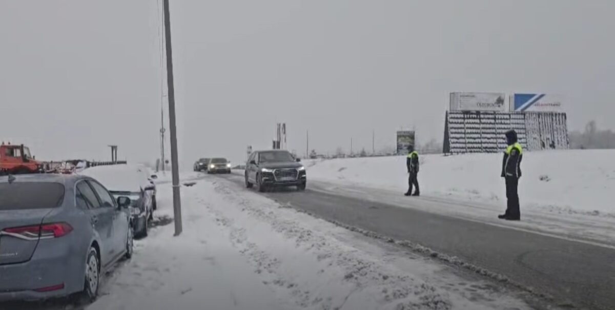 Circulația, grav afecatată de ninsori. Mai multe drumuri, blocate