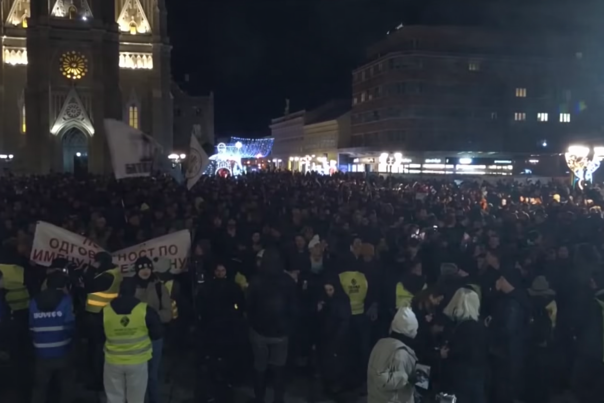 Mii de oameni în stradă, la Novi Sad. Studenții sârbi îl contestă pe Vucic