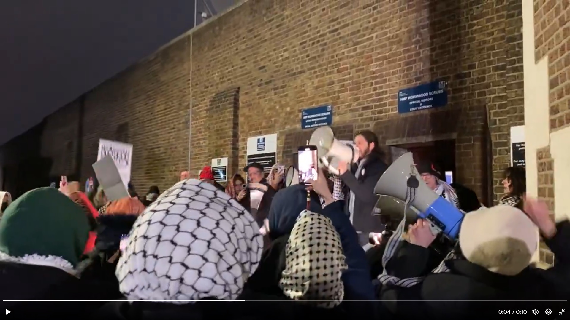 Aproape 100 de palestinieni, arestați după ce au atacat o închisoare britanică