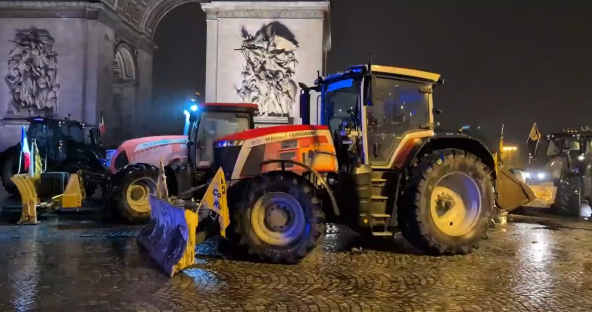 Parisul sub blocadă. Fermierii furioși se revoltă împotriva politicilor UE și sacrificării bovinelor