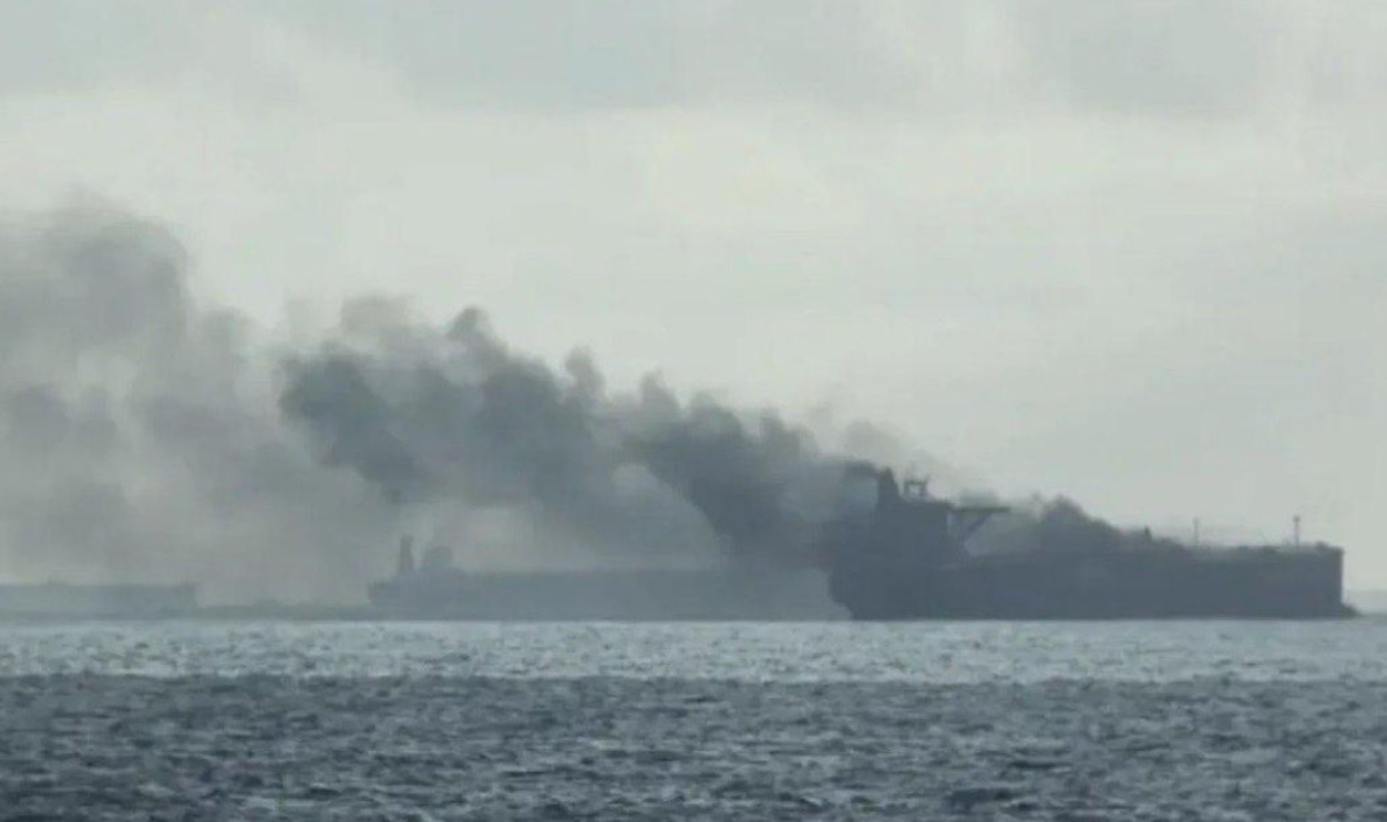 Atac cu rachete asupra unui petrolier în Dubai. Incendiu la bord și alertă de poluare