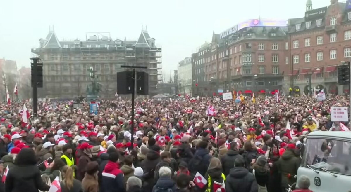 Mii de persoane au ieșit în stradă la Copenhaga pentru a protesta făță de intenția lui Trump de a prelua Groenlanda