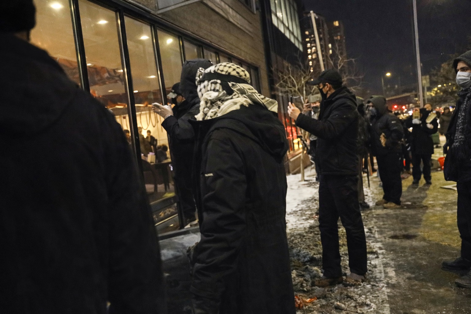 Hotel asediat în Minneapolis. Ferestre sparte, graffiti și gaze lacrimogene, după un protest anti-ICE
