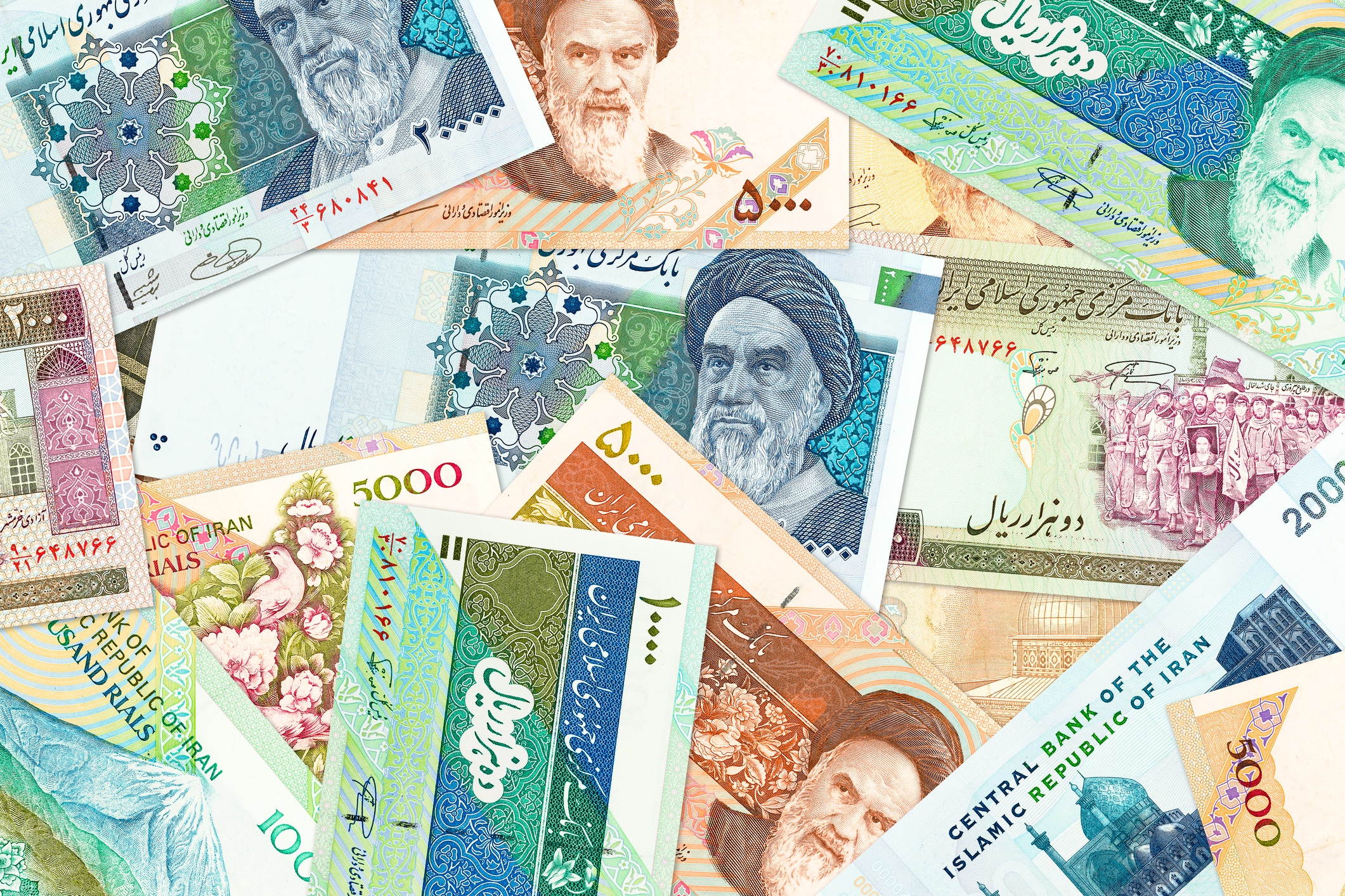Cât a ajuns să valoreze rialul iranian pe piața valutară. Cu un dolar cumperi saci de bani