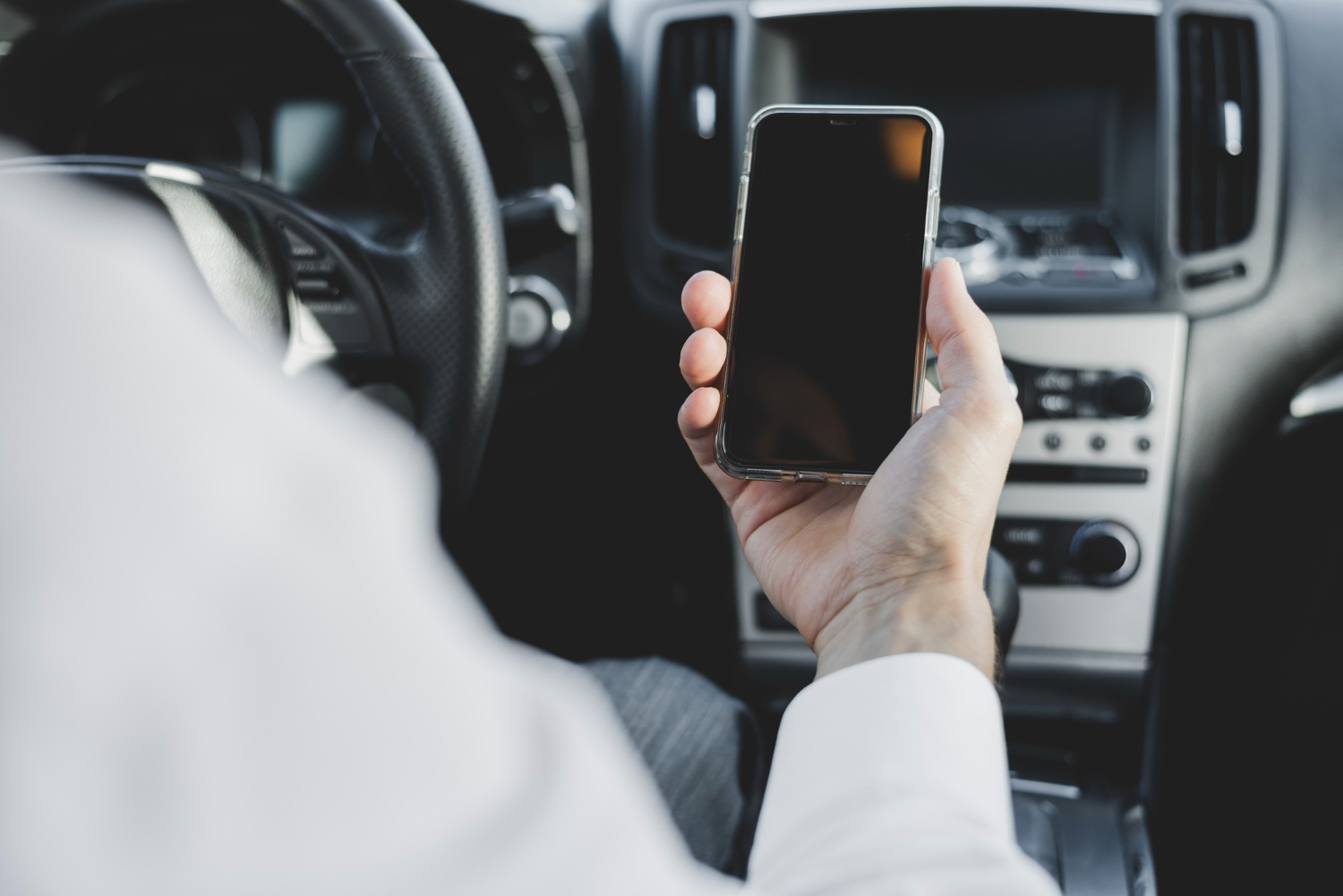 Folosirea telefonului la volan, una dintre cele mai frecvente abateri rutiere. Ce amendă riscă șoferii