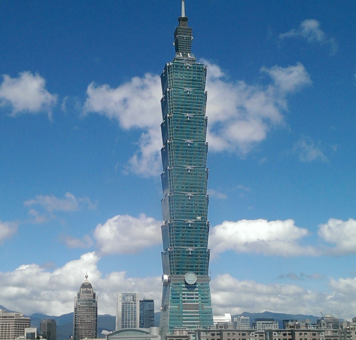 Alpinistul Alex Honnold va escalada zgârie-norul Taipei 101 fără protecție. Show-ul, transmis în direct pe Netflix
