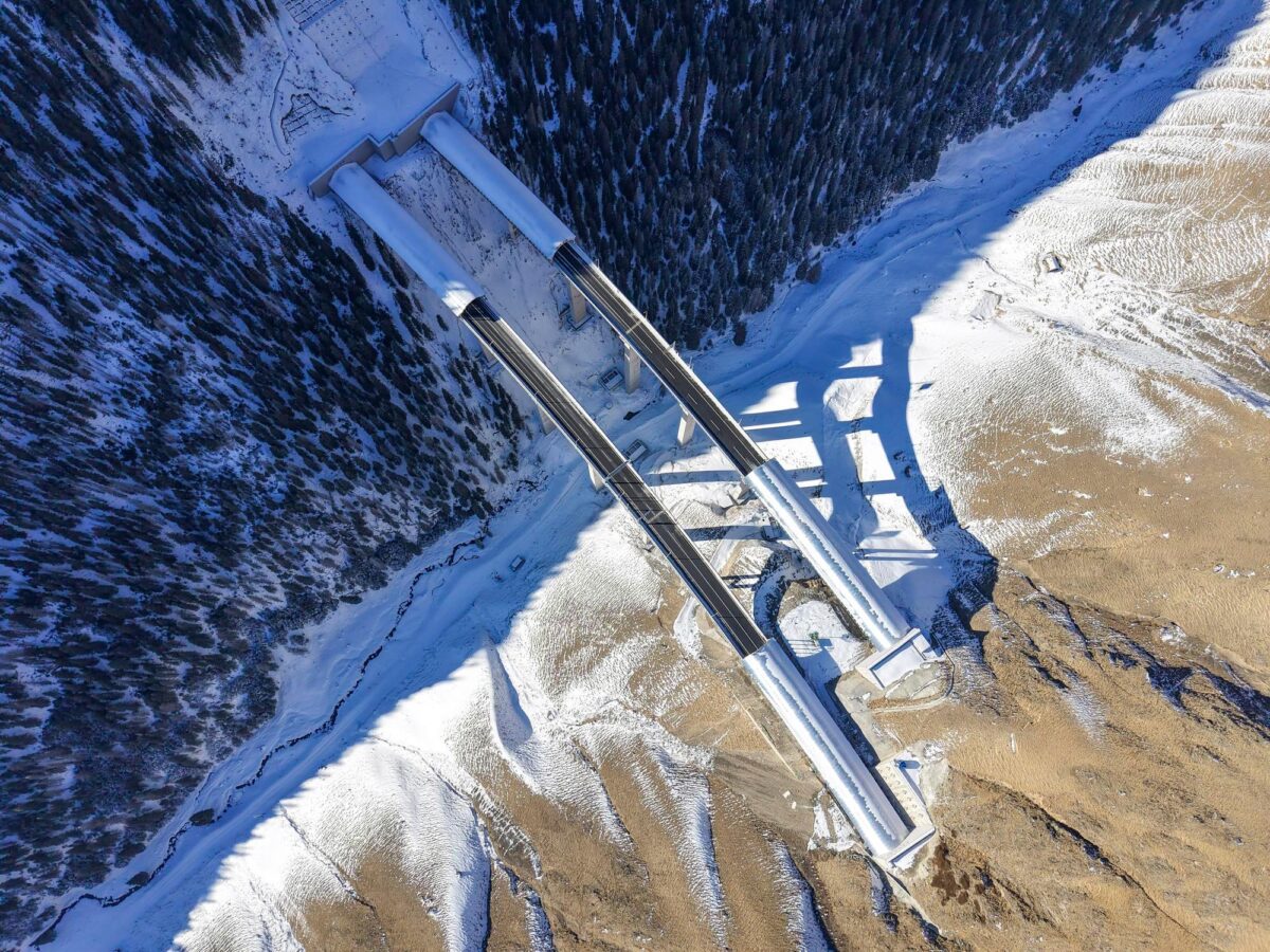 China a inaugurat cel mai lung tunel de autostradă din lume, în inima munţilor Tianshan