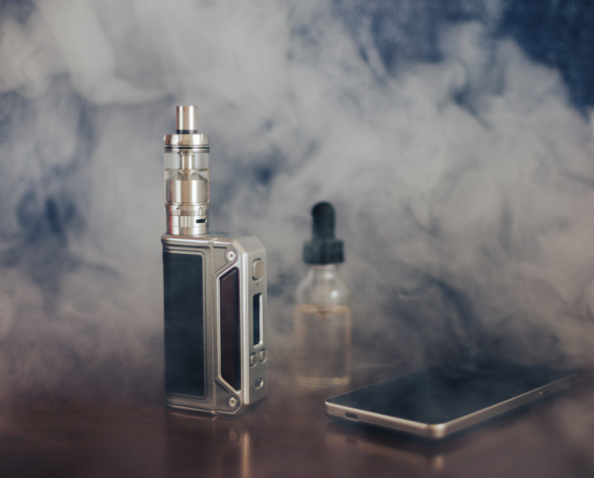 Țigările electronice devin „problemă de droguri” în Singapore. Pedepse dure pentru posesie și vânzare