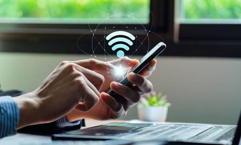 DNSC avertizează asupra riscurilor rețelelor Wi-Fi gratuite: datele personale și financiare pot fi expuse