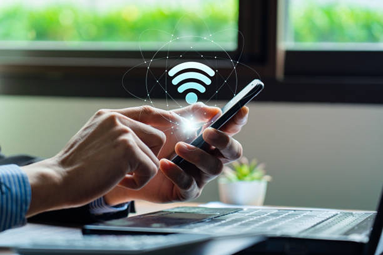 DNSC avertizează asupra riscurilor rețelelor Wi-Fi gratuite: datele personale și financiare pot fi expuse
