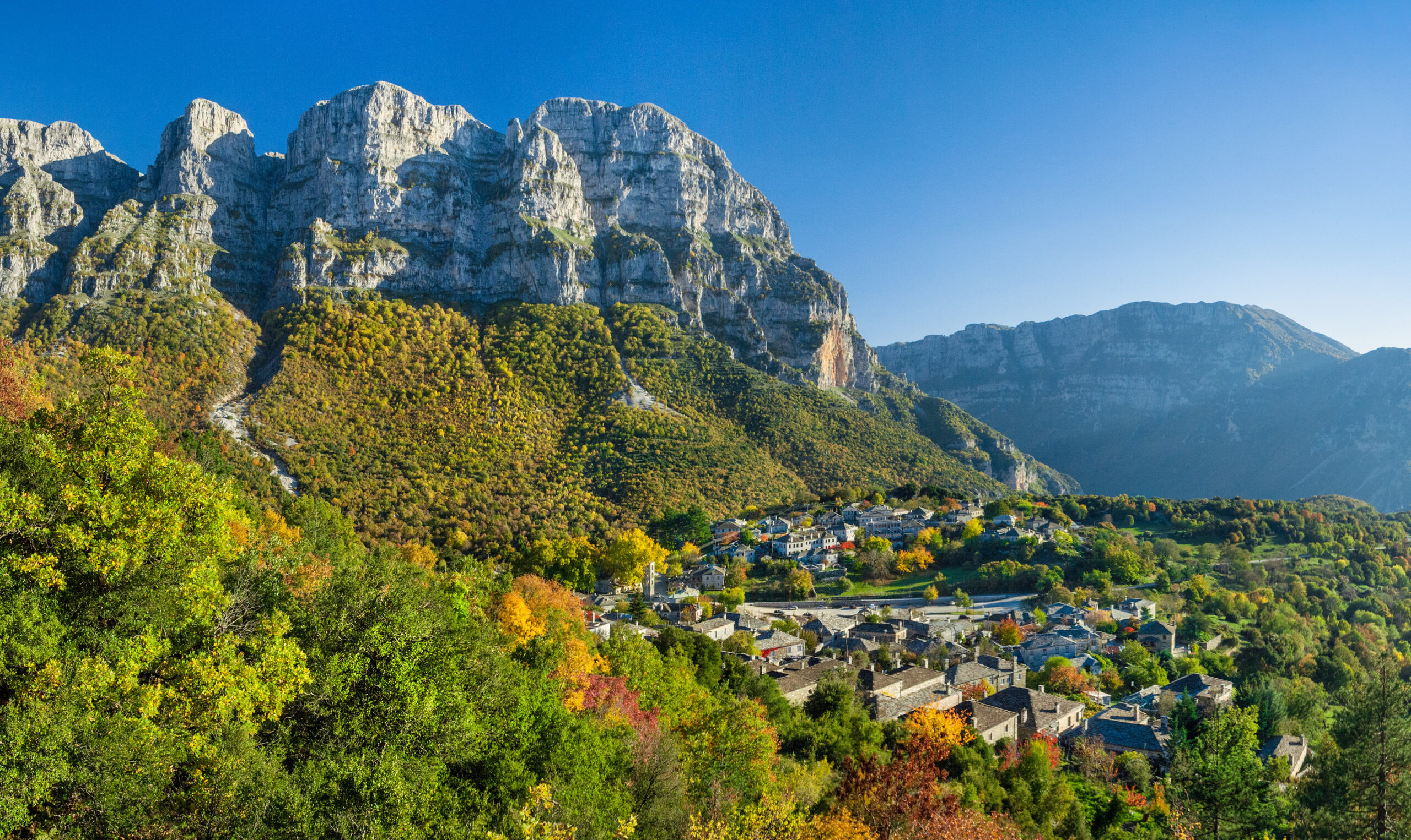 Traseul din Grecia care conectează 46 de sate istorice. Este inclus în patrimoniul UNESCO