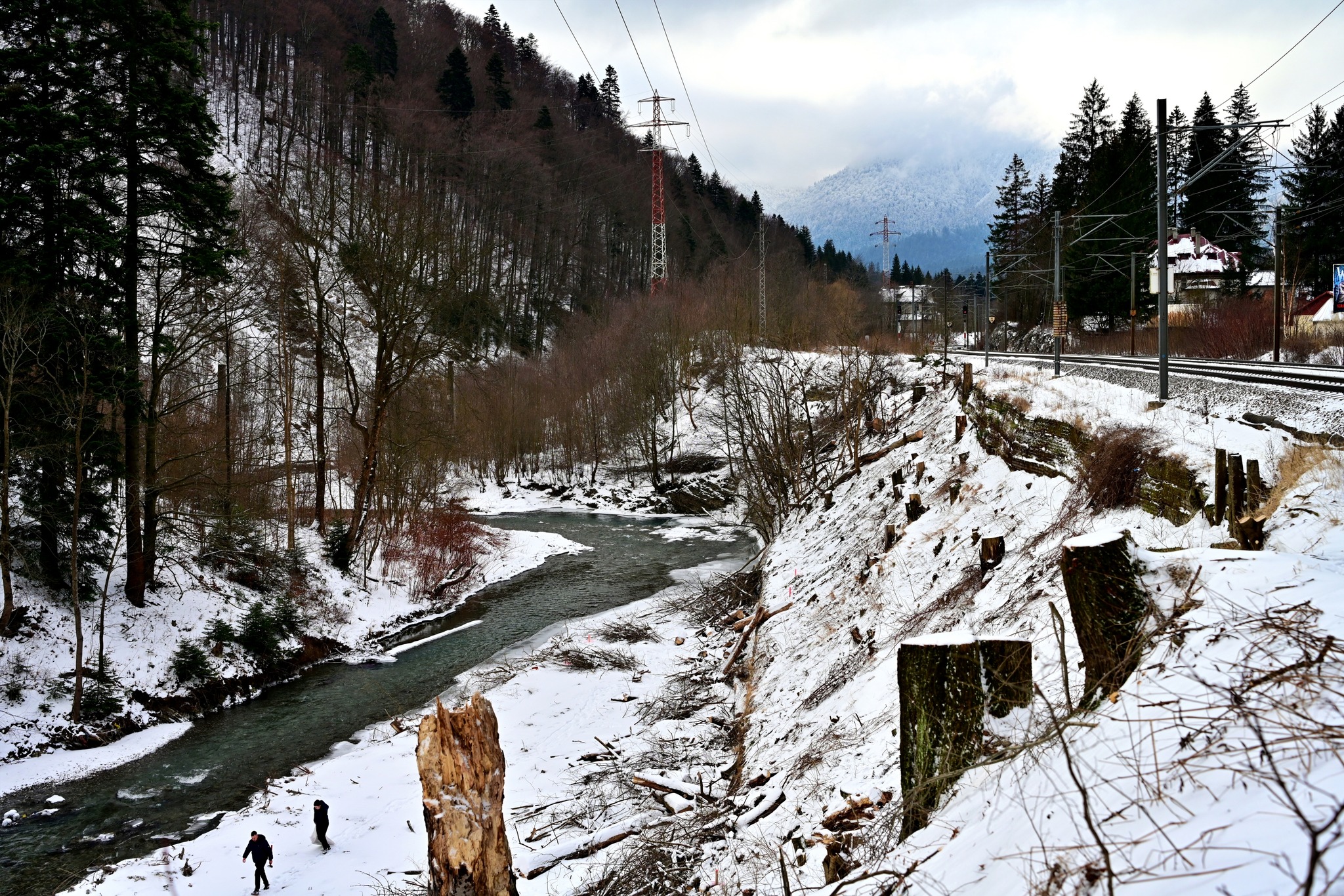 Lucrările la drumul Bușteni-Azuga ar putea afecta structurile căii ferate București-Brașov