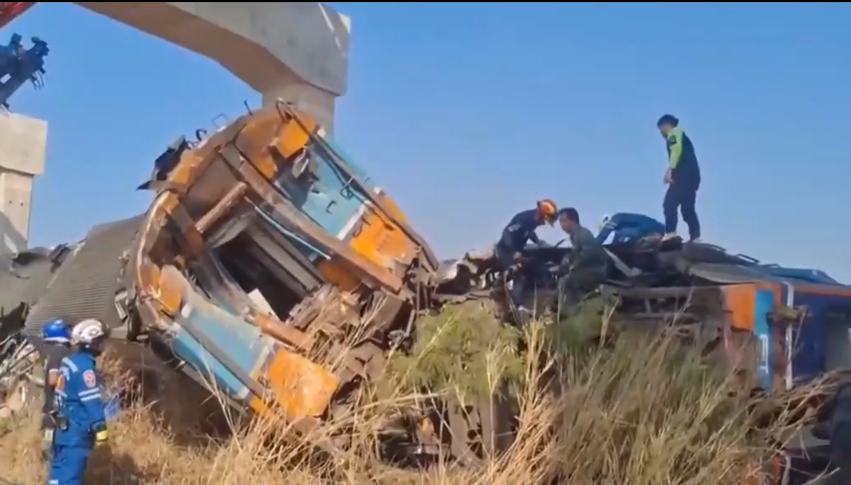 Tragedie în Thailanda. 19 persoane au murit, după ce o macara s-a prăbușit peste un tren. Alți 80 de oameni au fost răniți