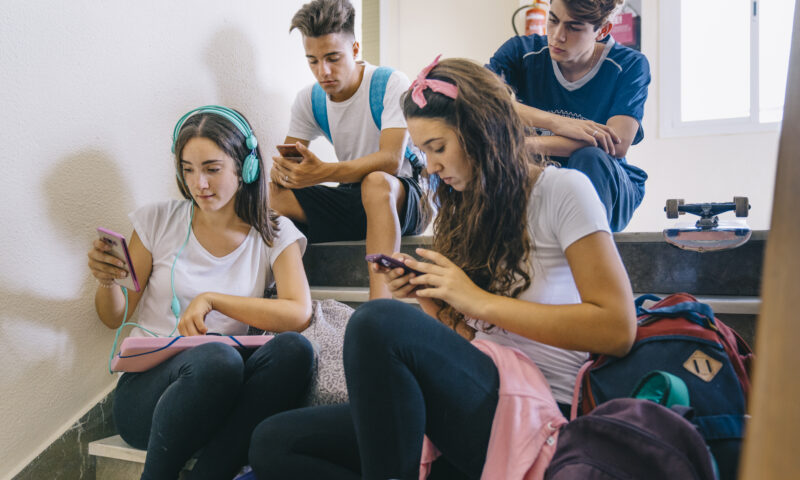 Marea Britanie înăsprește regulile pentru mediul online. Rețelele sociale ar putea deveni inaccesibile pentru adolescenți