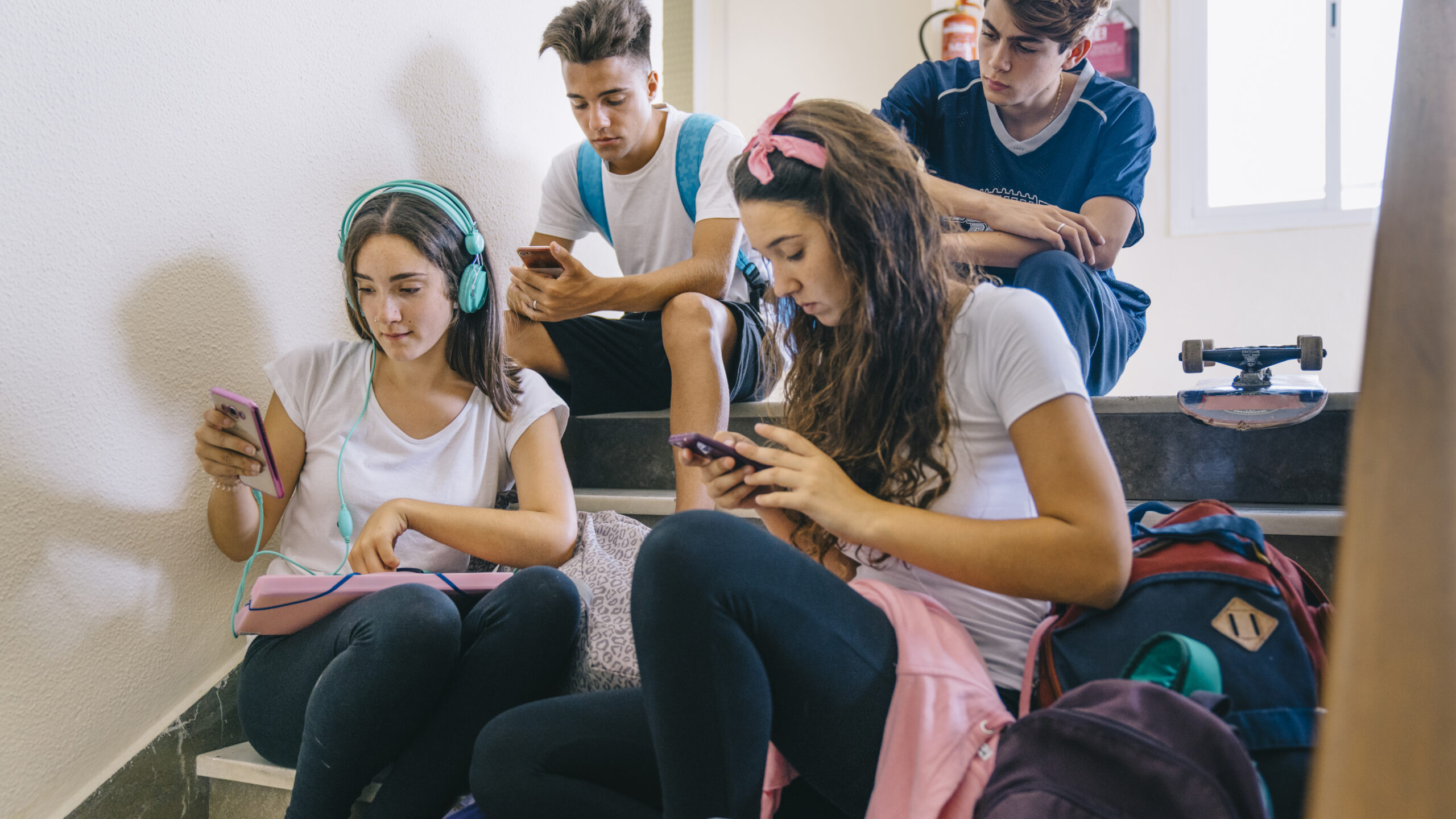 Marea Britanie înăsprește regulile pentru mediul online. Rețelele sociale ar putea deveni inaccesibile pentru adolescenți