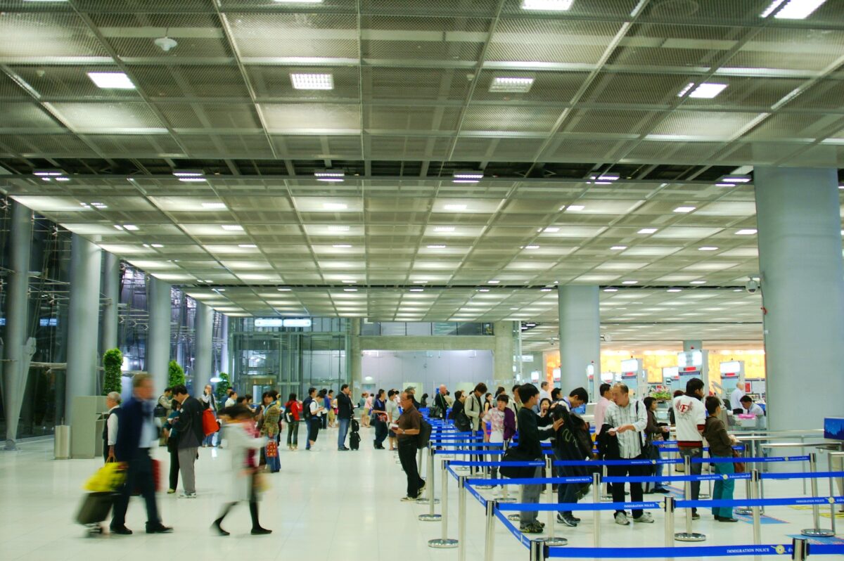 Al doilea zbor de repatriere din Dubai a adus zeci de români acasă, în siguranță: Mulțumim lui Dumnezeu