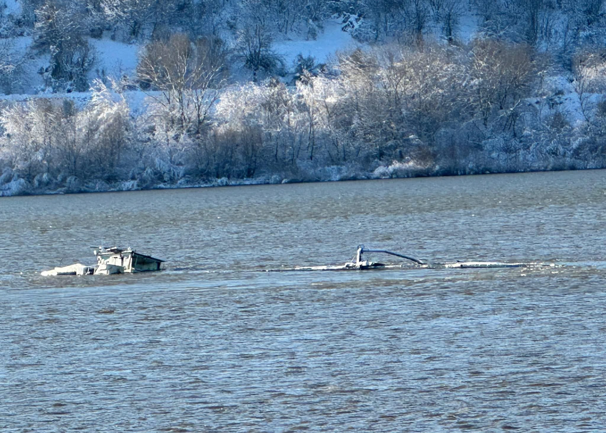 O barjă plină cu azot s-a scufundat în zona Zimnicea. Autoritățile, acuzate că au ascuns incidentul