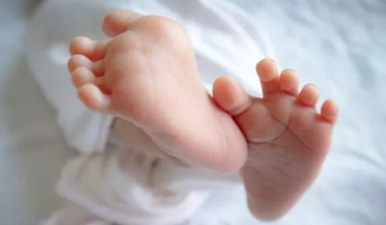 Un bebeluș din Prahova a r fi fost ucis de tatăl său, care nu suporta să-l audă plângând