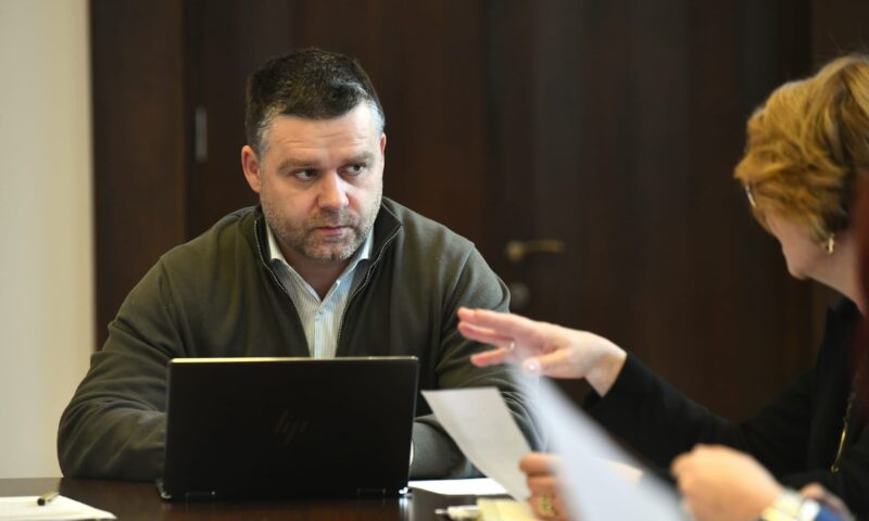 Scandal cu o directoare din PMB care ar fi amenințat mai mulți taximetriști cu pistolul. COTAR cere PMB măsuri urgente