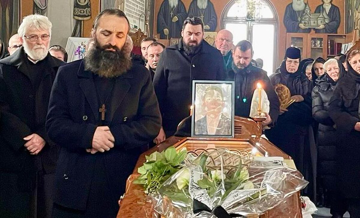 Băiatul mort în accidentul din Vatra Dornei, înmormântat de tatăl preot. Mama și frații săi, în continuare în spital