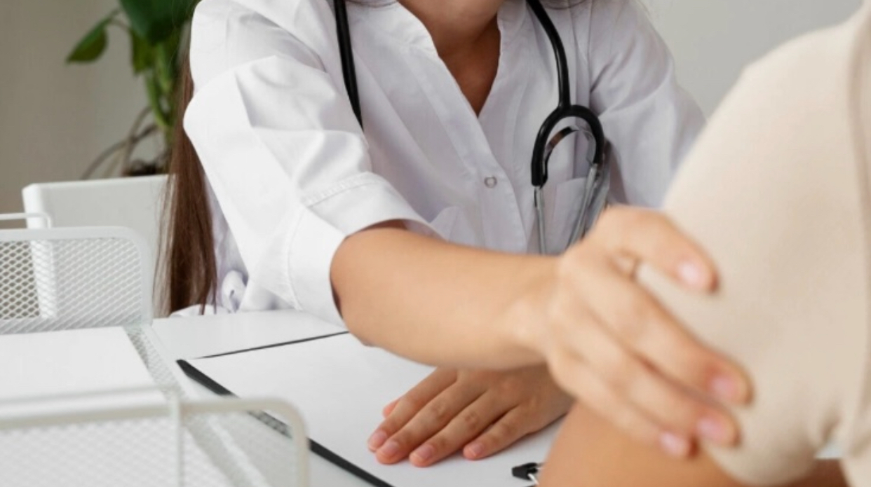 Medicii care fug de la stat la privat în timpul programului  ar putea fi concediați după trei abateri