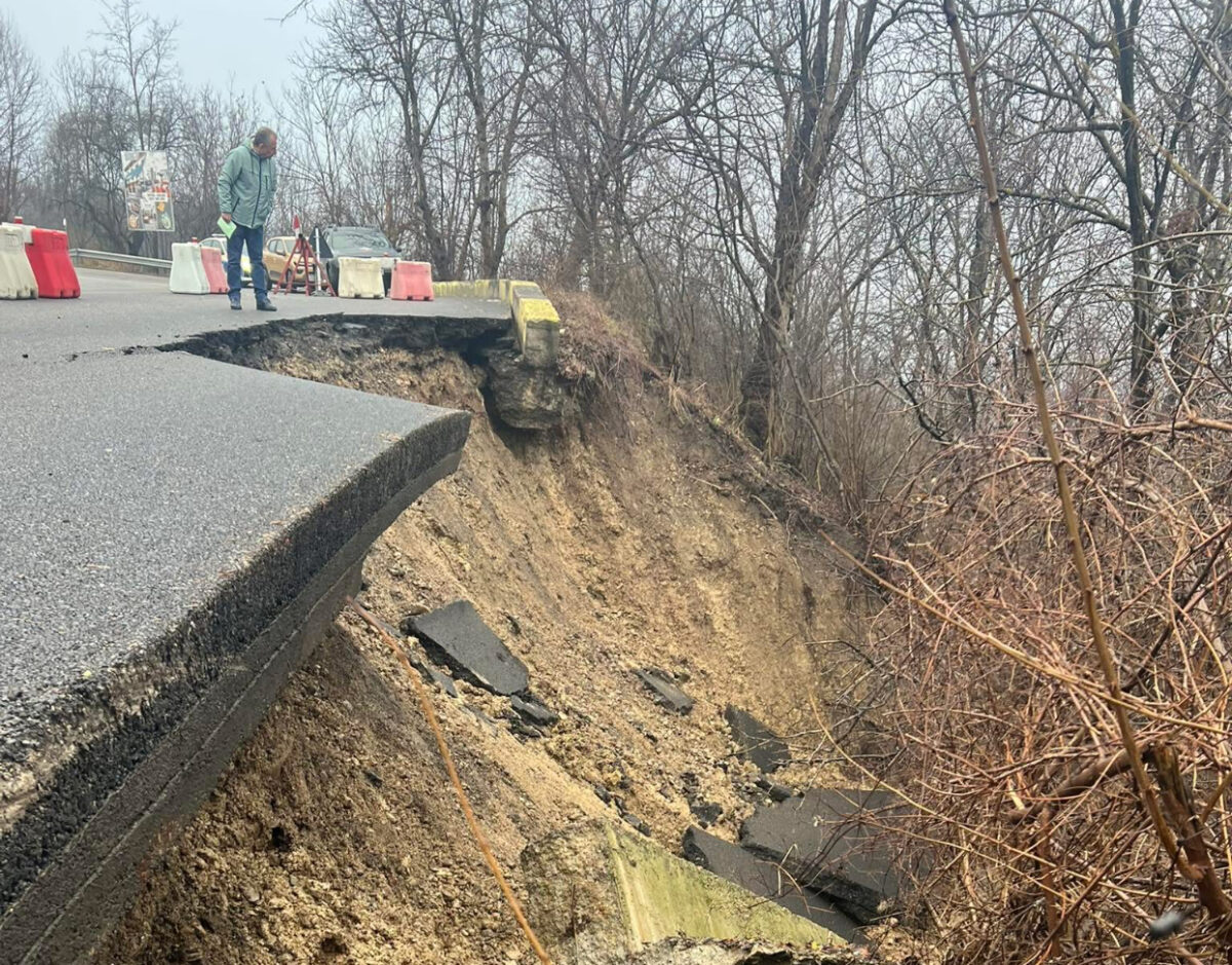 Trafic complet blocat în Câmpina. Drumul județean surpat din cauza alunecării de teren s-a prăbușit