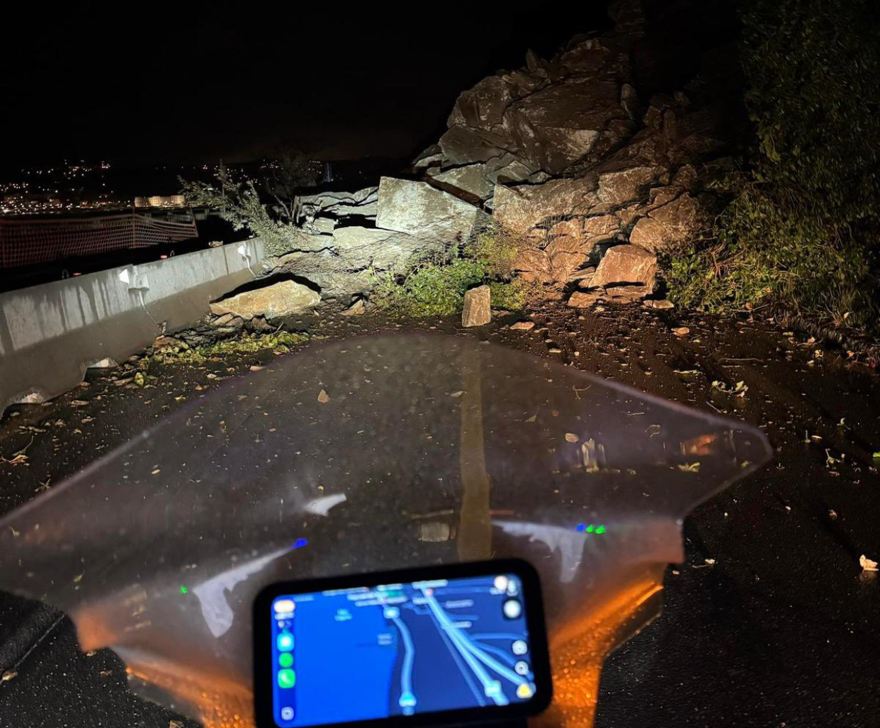 O alunecare de teren a paralizat traficul într-o zonă aglomerată din Italia. Victimele, căutate cu ajutorul câinilor de urmă