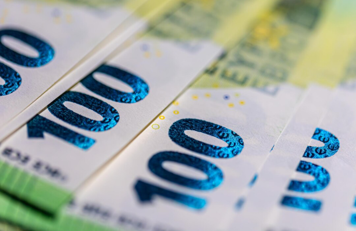 O româncă din Italia a câștigat 500.000 de euro cu un loz răzuibil de 5 euro, cumpărat dintr-un bar