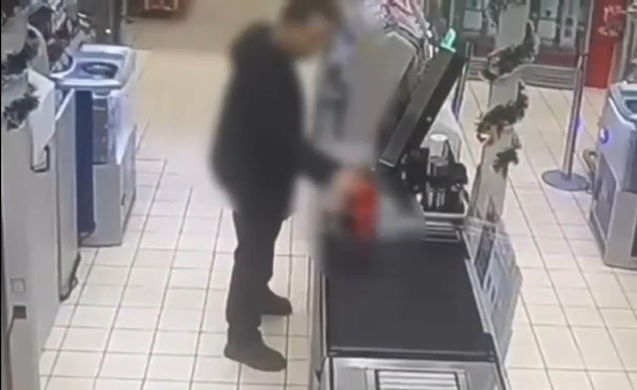 Plătea suc, lua aspirator. Cum a reușit un bărbat să păcălească casele self-pay, în București