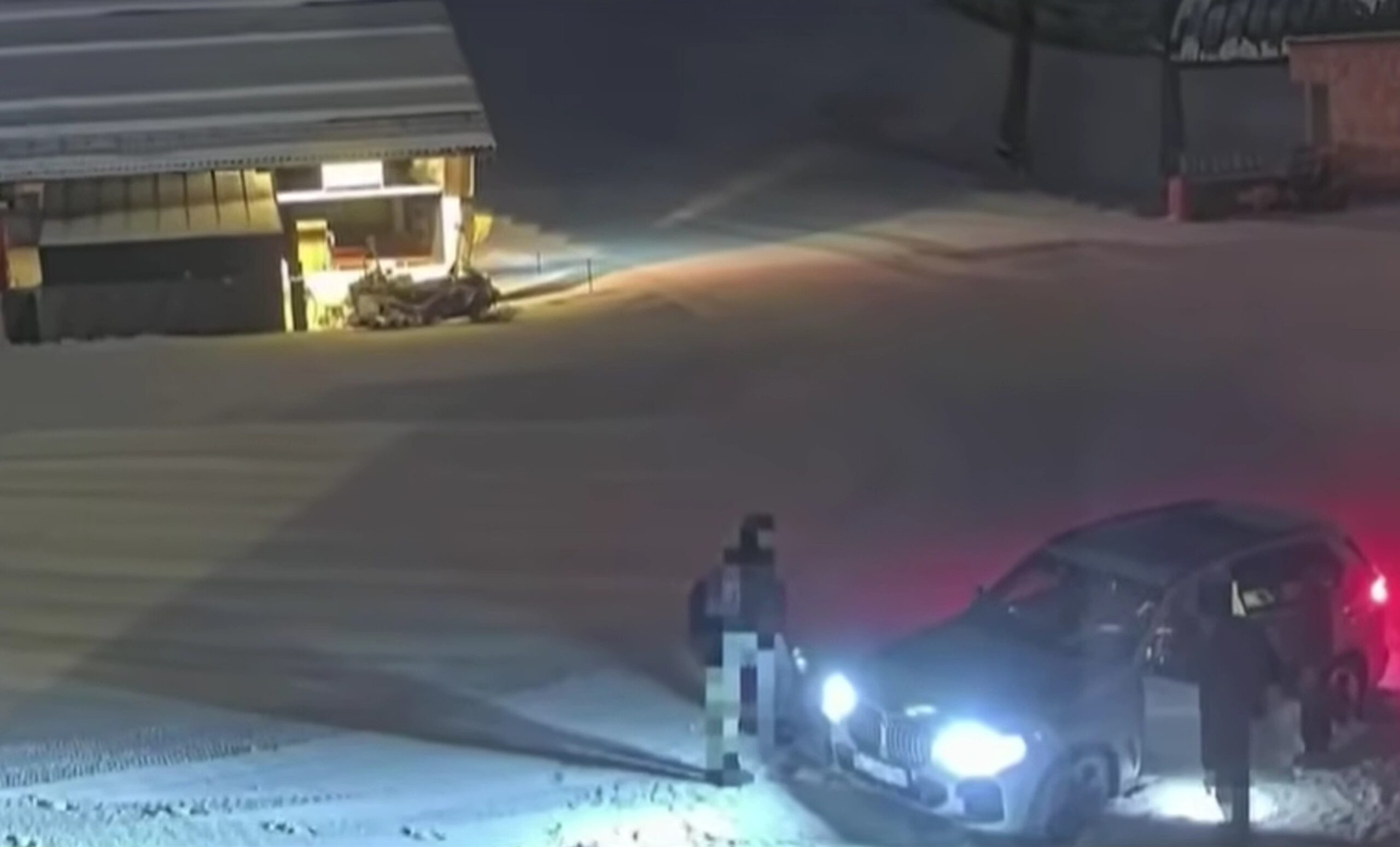 Doi români, acuzați că au furat un seif în Austria. Seiful, târât pe o pistă de schi