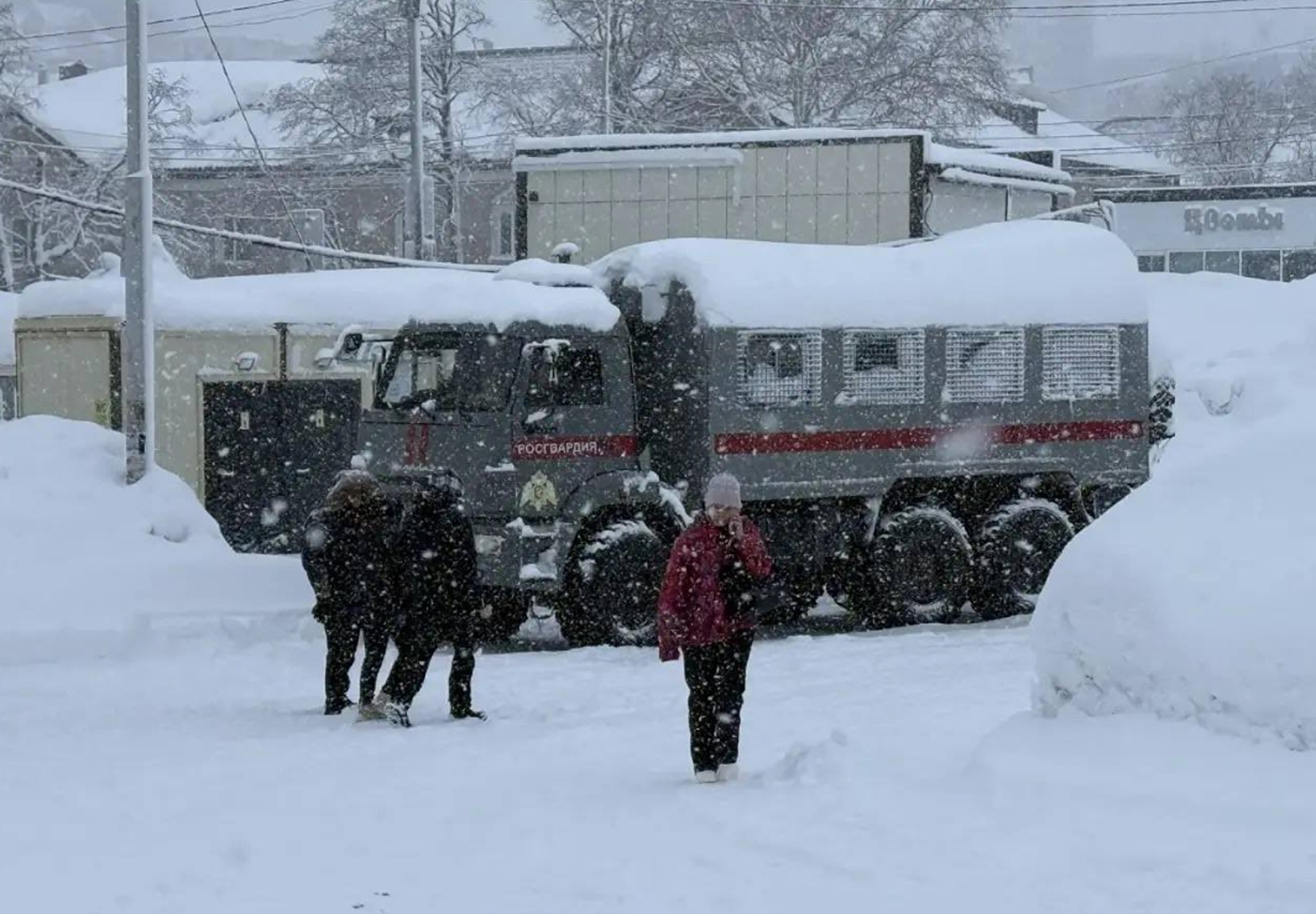 Ciclon puternic în Kamceatka. Nămeți până la etajul 2, doi bărbați au murit îngropați de zăpadă