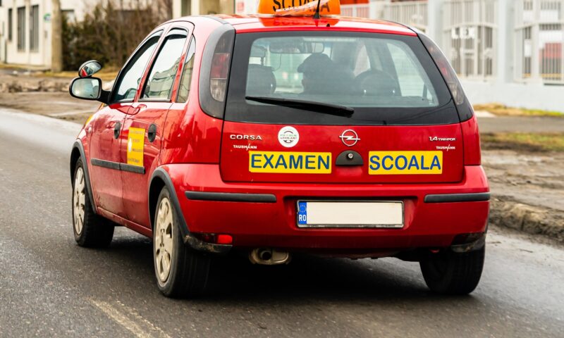 Obținerea permisului de conducere. Patru manevre vor deveni obligatorii la examenul practic