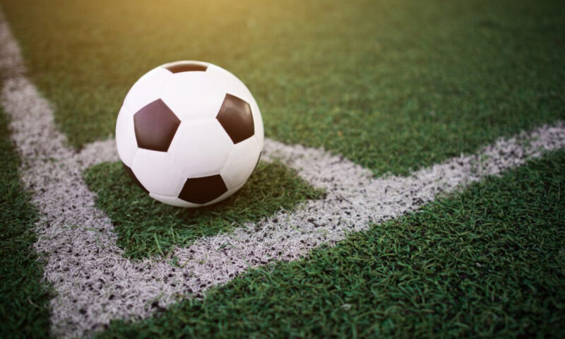 Un portar de 70 de ani revine între buturi într-un meci oficial. Fotbalul european asistă la un moment istoric