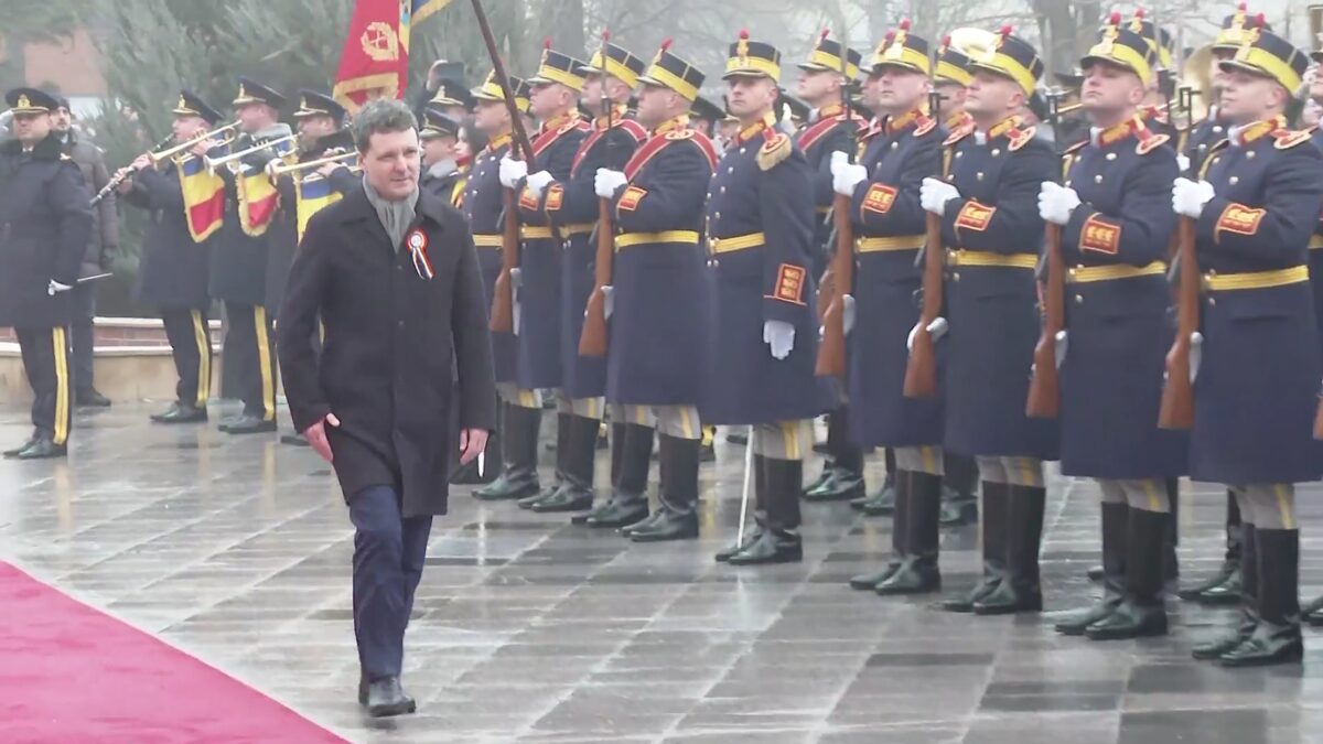 Nicușor Dan a încălcat regulile de Ziua Micii Uniri la Focșani. A mers pe lângă covorul roșu