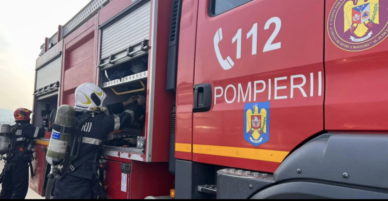 Explozie urmată de incendiu într-un bloc din Bacău. Zeci de persoane evacuate, două victime asistate medical