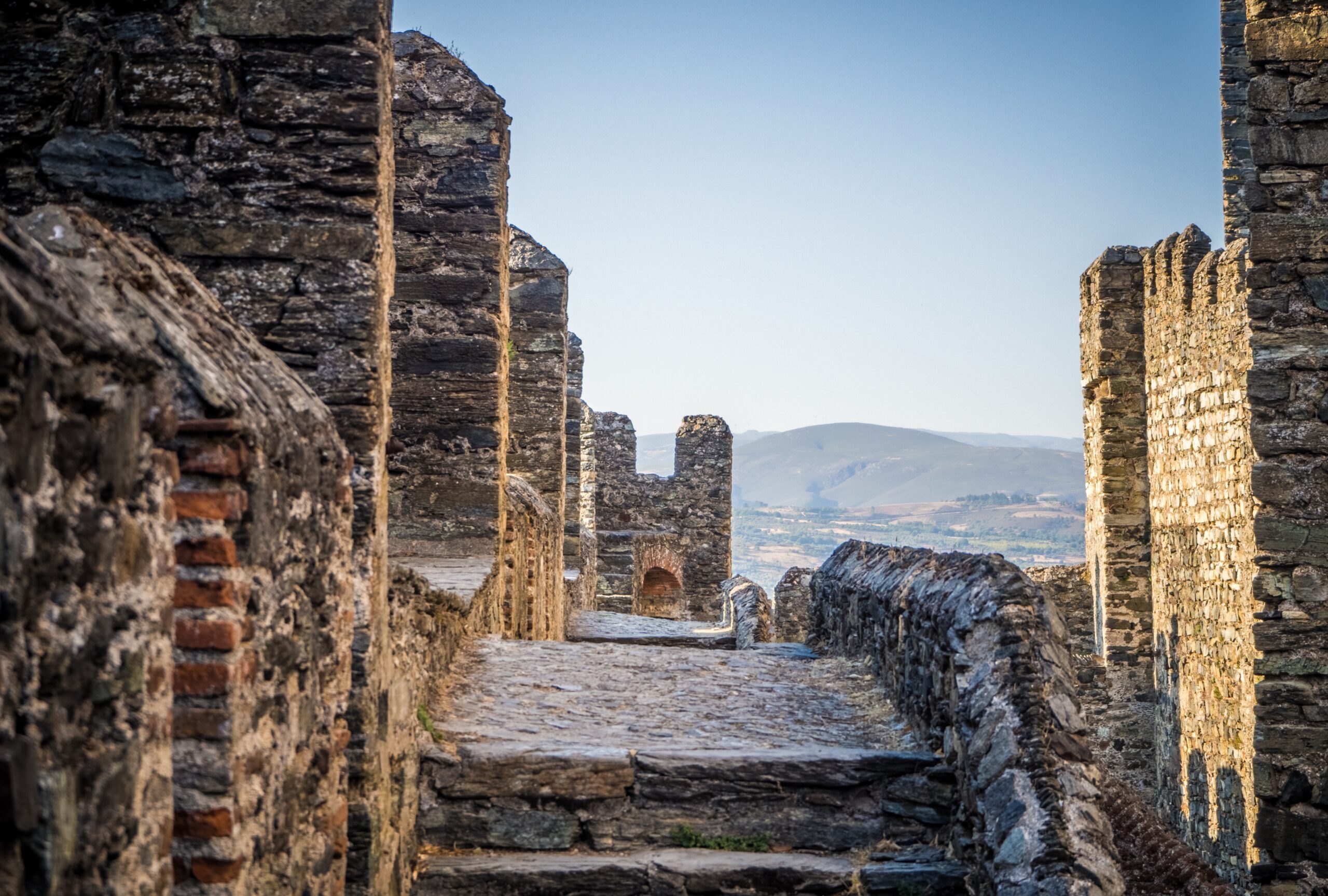 Ruinele istoriei. Castele părăsite care continuă să fascineze