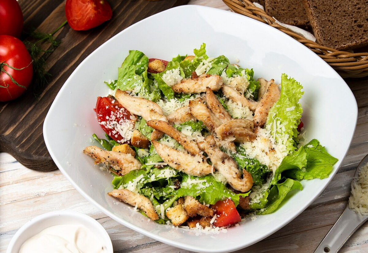 Două salate pe care le poți savura după mesele încărcate din perioada sărbătorilor. Sunt ieftine și ușor de pregătit