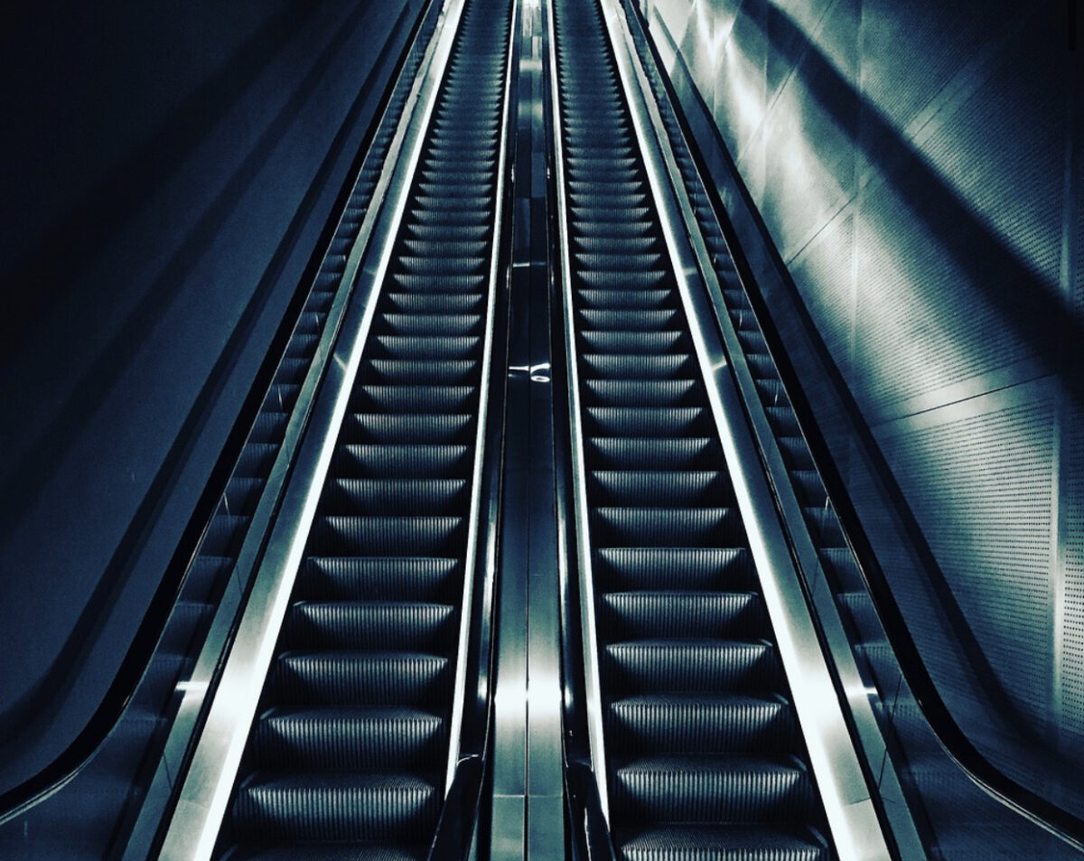 Problema uriașă a celei mai lungi scări rulante din lume. O urcare durează aproape 30 de minute