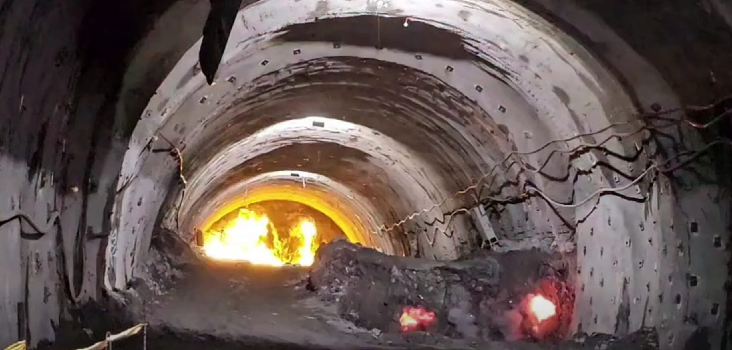 Imagini de pe șantierul autostrăzii Sibiu–Pitești. Pregătiri pentru dinamitarea tunelului Robești