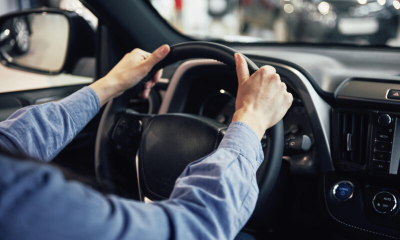 Cea mai frecventă problemă care îi lasă pe șoferi în drum. Semnele pe care mașina le arată din timp, explicate de un mecanic auto