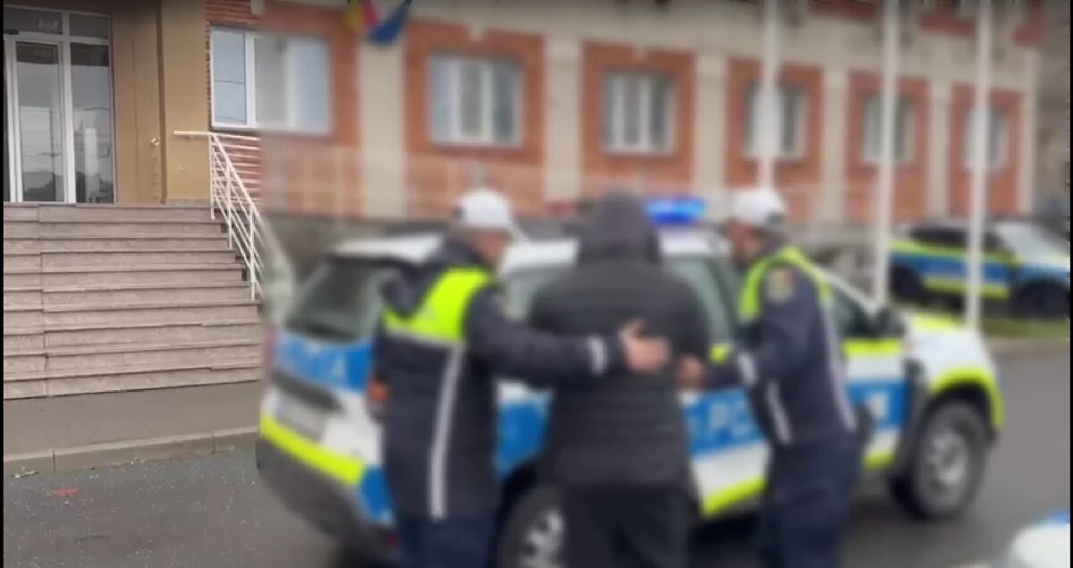 Șofer beat și cu permisul suspendat, urmărit în trafic după ce nu a oprit la semnalul polițiștilor