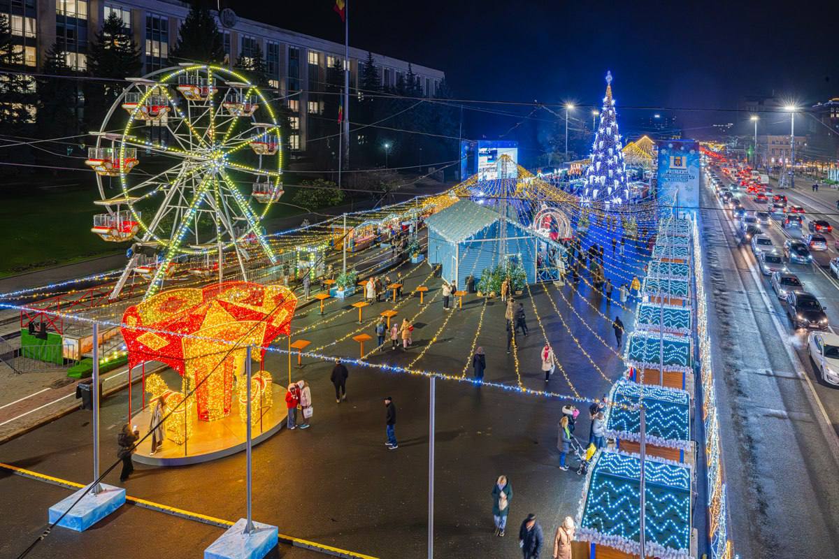 Ultima zi a Târgului de Crăciun în centrul Chișinăului. Sărbătorile de iarnă se încheie cu concert și tombolă