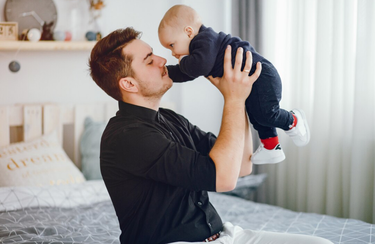 Cum se acordă concediul paternal în 2026. Ghid complet pentru tații salariați