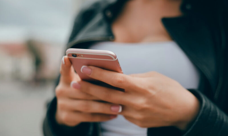 O funcție din telefon, poartă de acces pentru hackeri. Îți expui datele personale fără să îți dai seama