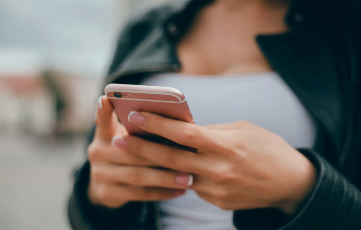 Românii vorbesc tot mai puțin la telefon. Internetul, principala atracție zilnică