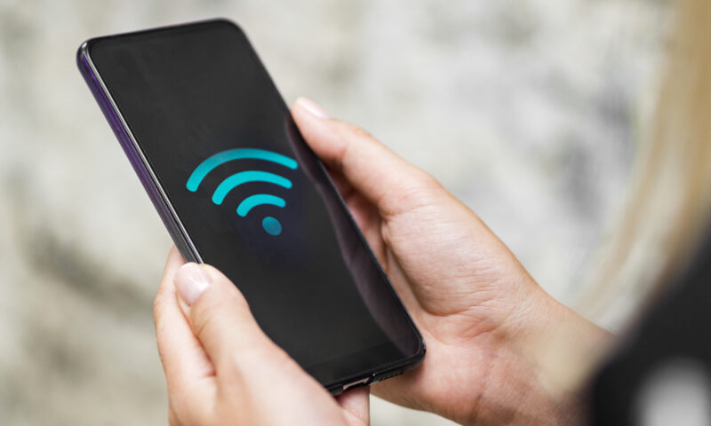 Noua metodă folosită de infractorii cibernetici. WiFi-ul hotelurilor, transformat într-o capcană