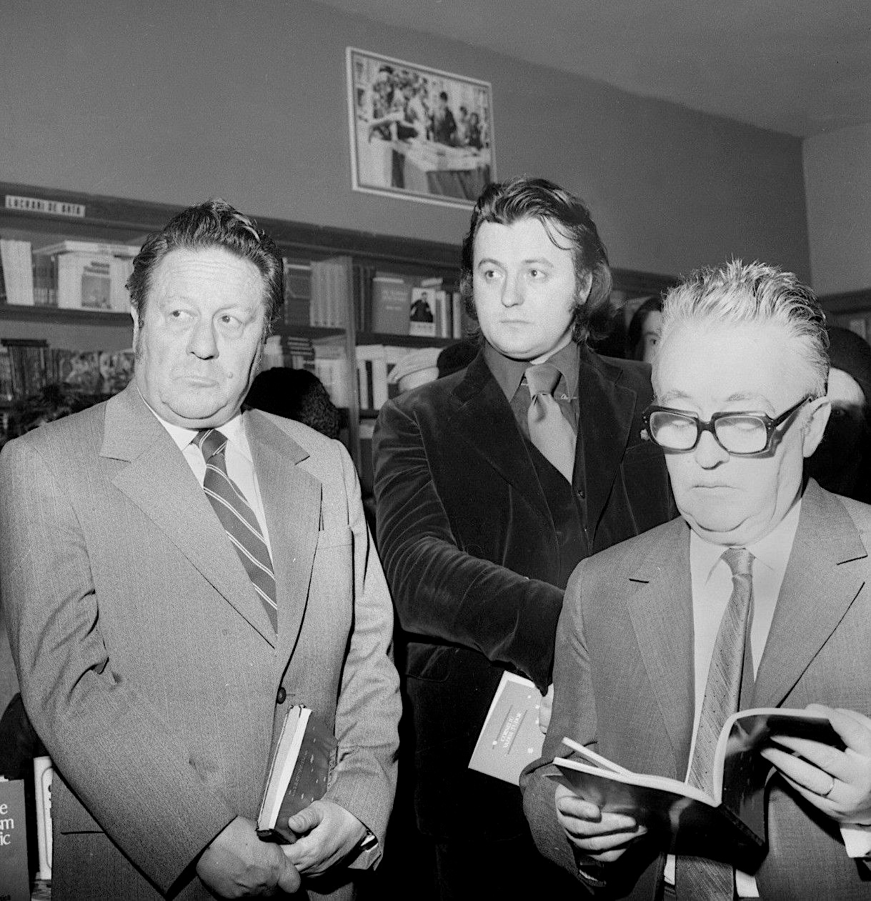 5 ianuarie 1990. Începe vânătoarea "ceaușiștilor": Corneliu Vadim Tudor, dat afară. Soarta celor 450.000 de apartamente din București