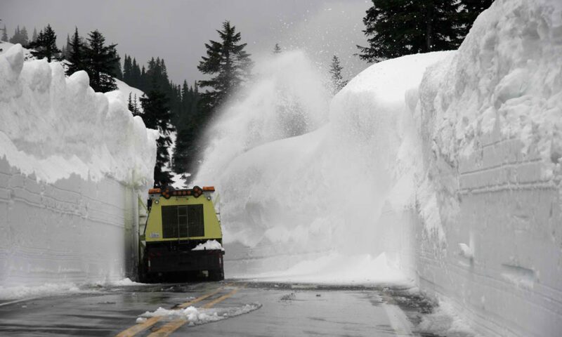 Zăpadă de doi metri la final de aprilie în România. Avertisment transmis de autorități